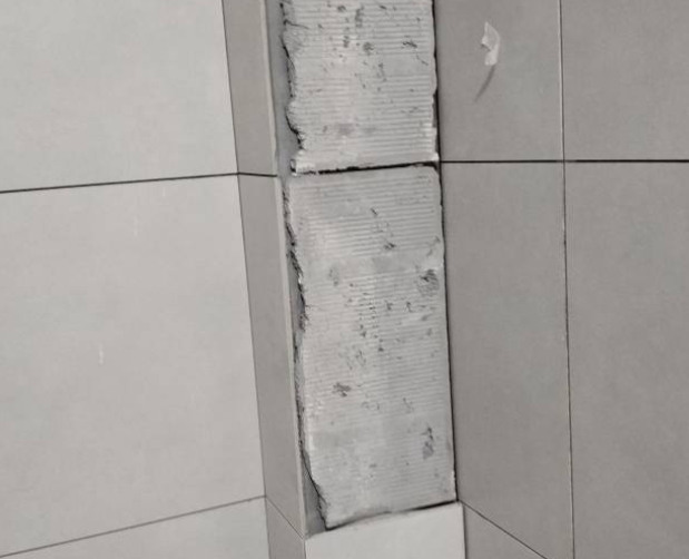 菏泽市瓷砖空鼓维修公司分享下瓷砖施工前基层浇水润湿程度不足，可能导致以下问题